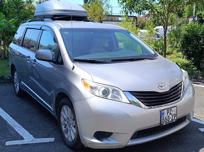 ფოტო 1 TOYOTA Sienna 2011