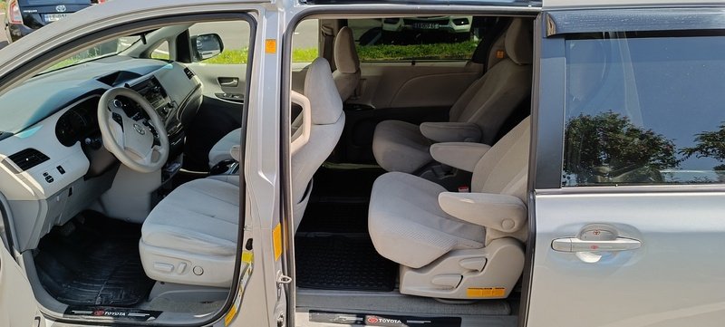 ფოტო 5 TOYOTA Sienna 2011