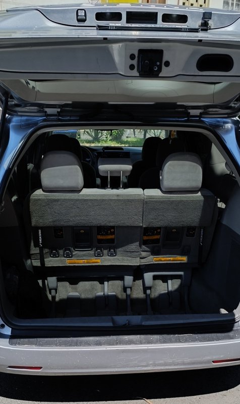 ფოტო 8 TOYOTA Sienna 2011