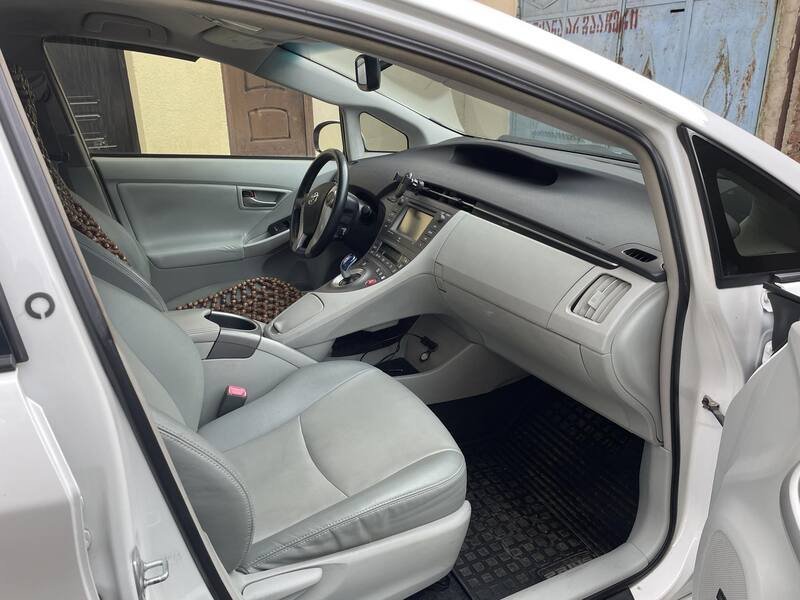 ფოტო 3 TOYOTA Prius 2013