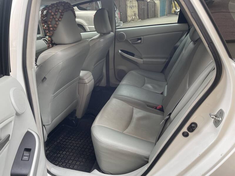 ფოტო 10 TOYOTA Prius 2013